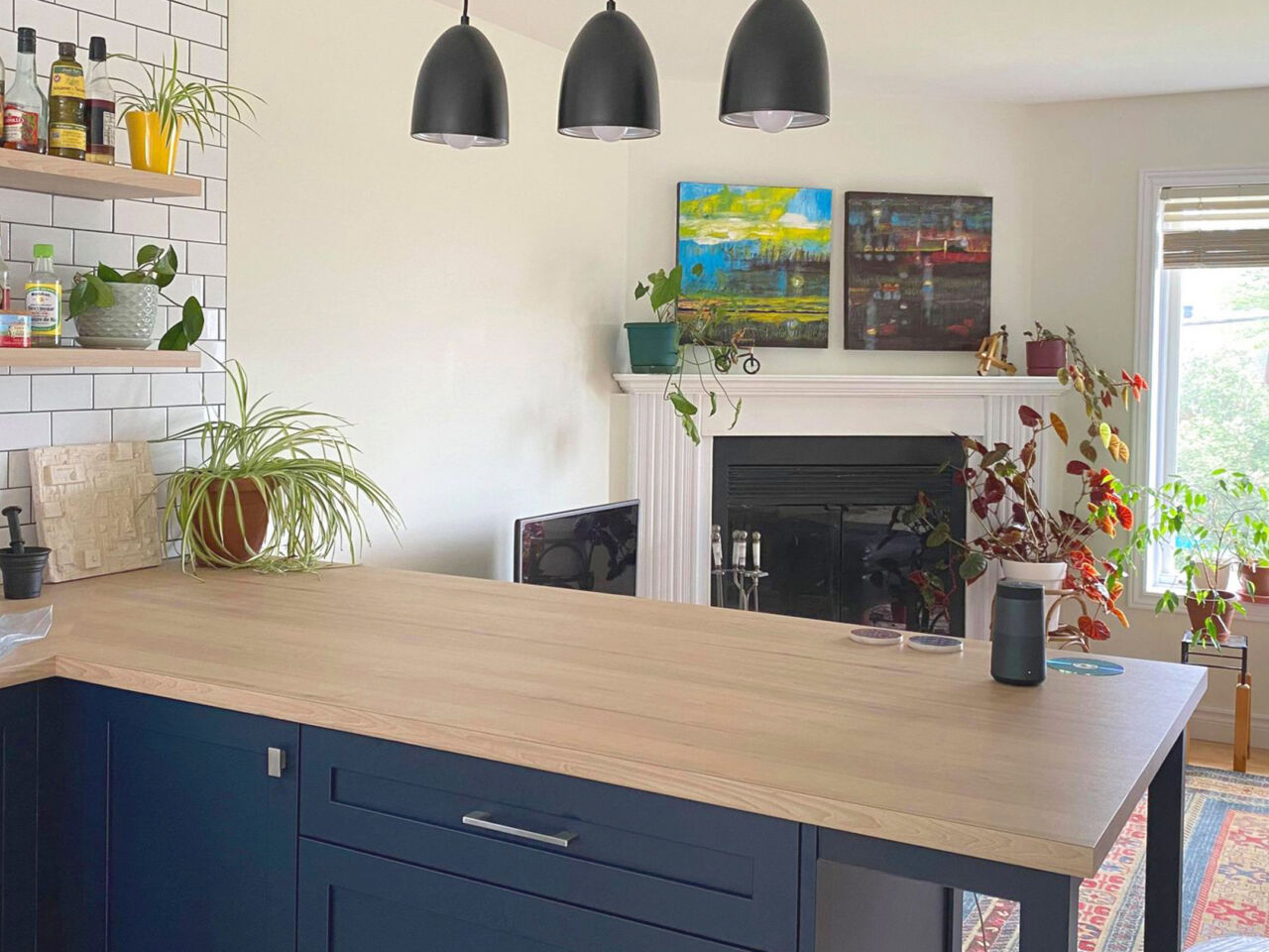 Nouvelle cuisine avec îlot et accents en bois projet Audrée Bromont