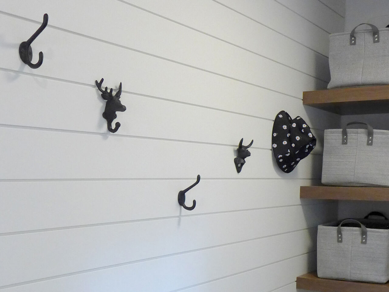 Vestiaire avec lambris blanc, crochets décoratifs noirs et étagères en bois, Maison du Ruisseau rouge à Magog