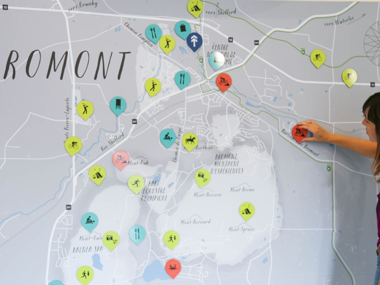 Mur d'exposition et comptoir d'information bureau touristique de Bromont