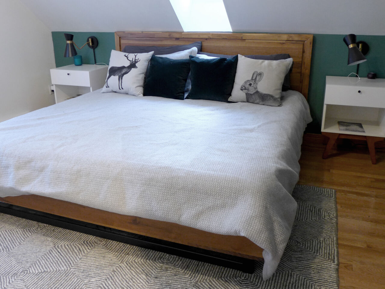 Chambre principale avec lit en bois, literie grise et décor animalier, Maison du Ruisseau rouge à Magog