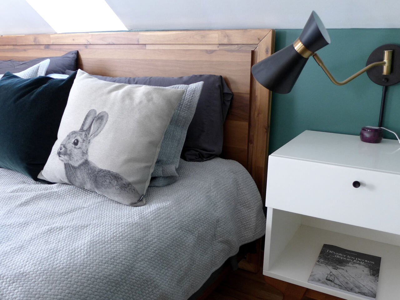 Détail du chevet avec lampe et coussin lapin, chambre principale, Maison du Ruisseau rouge à Magog