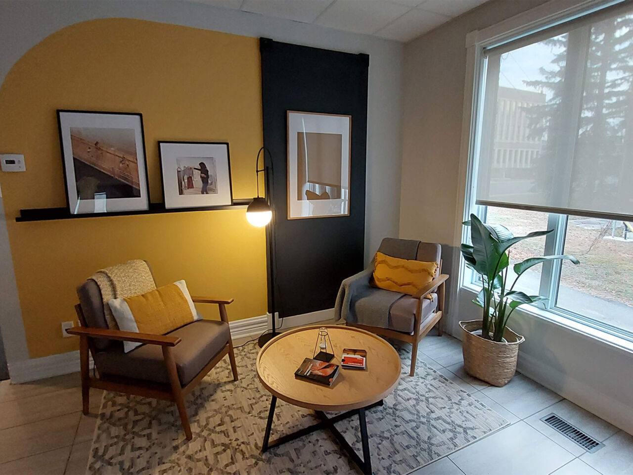 Détail de la signalétique et du mobilier salle d'attente Granby
