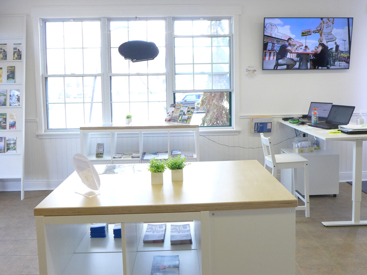 Vue d'ensemble du comptoir et de l'espace de circulation réaménagé, Bureau touristique de Granby