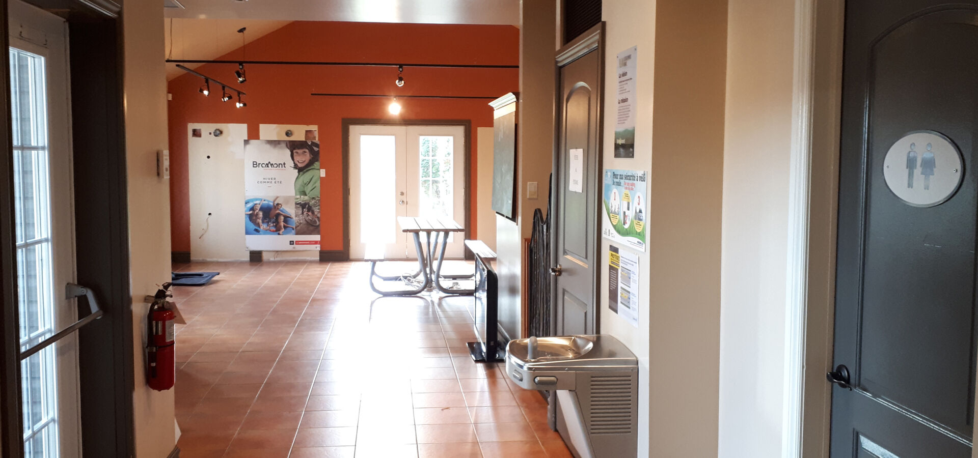 Bureau touristique de Bromont — vue du coin lecture