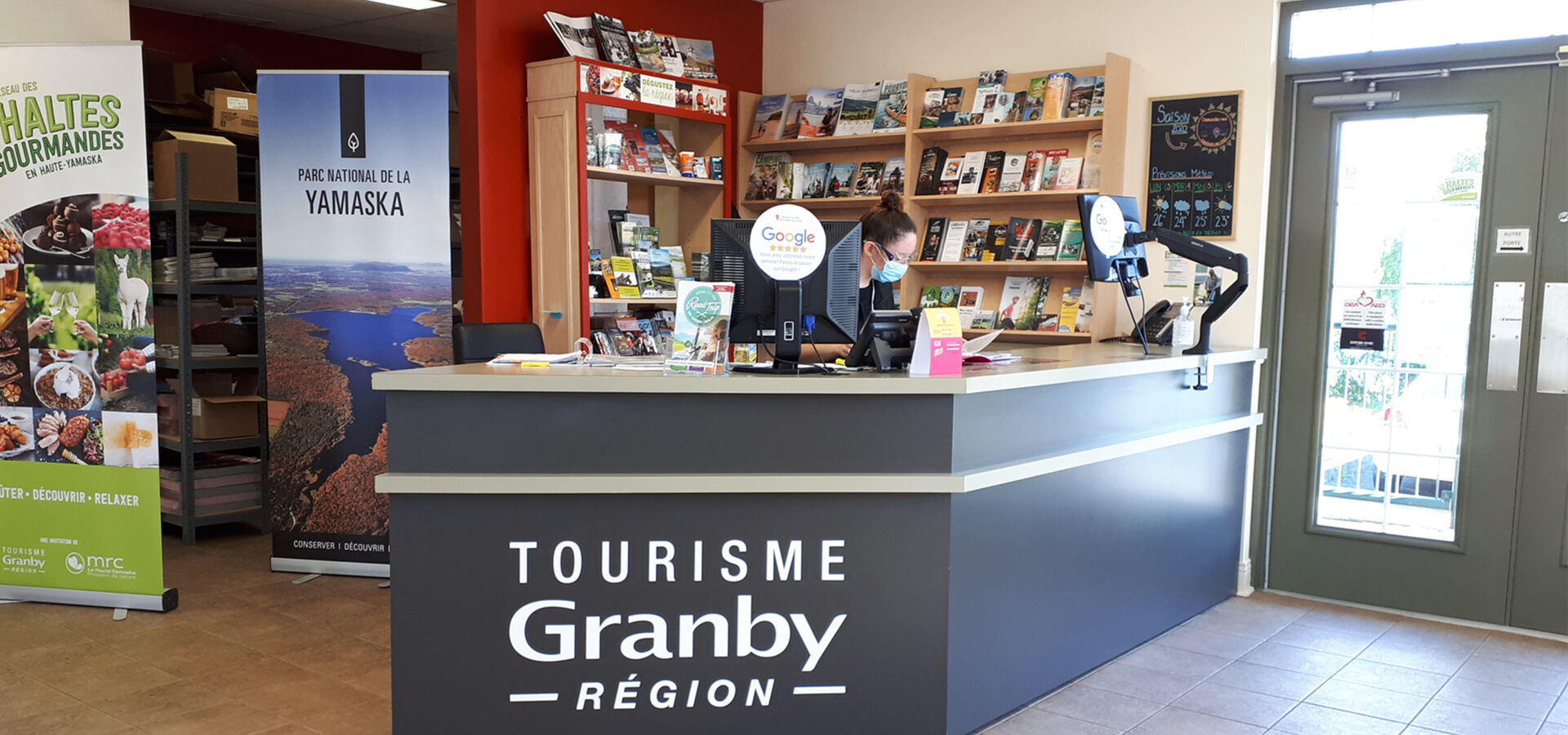 Comptoir et zone d'accueil Bureau touristique de Granby