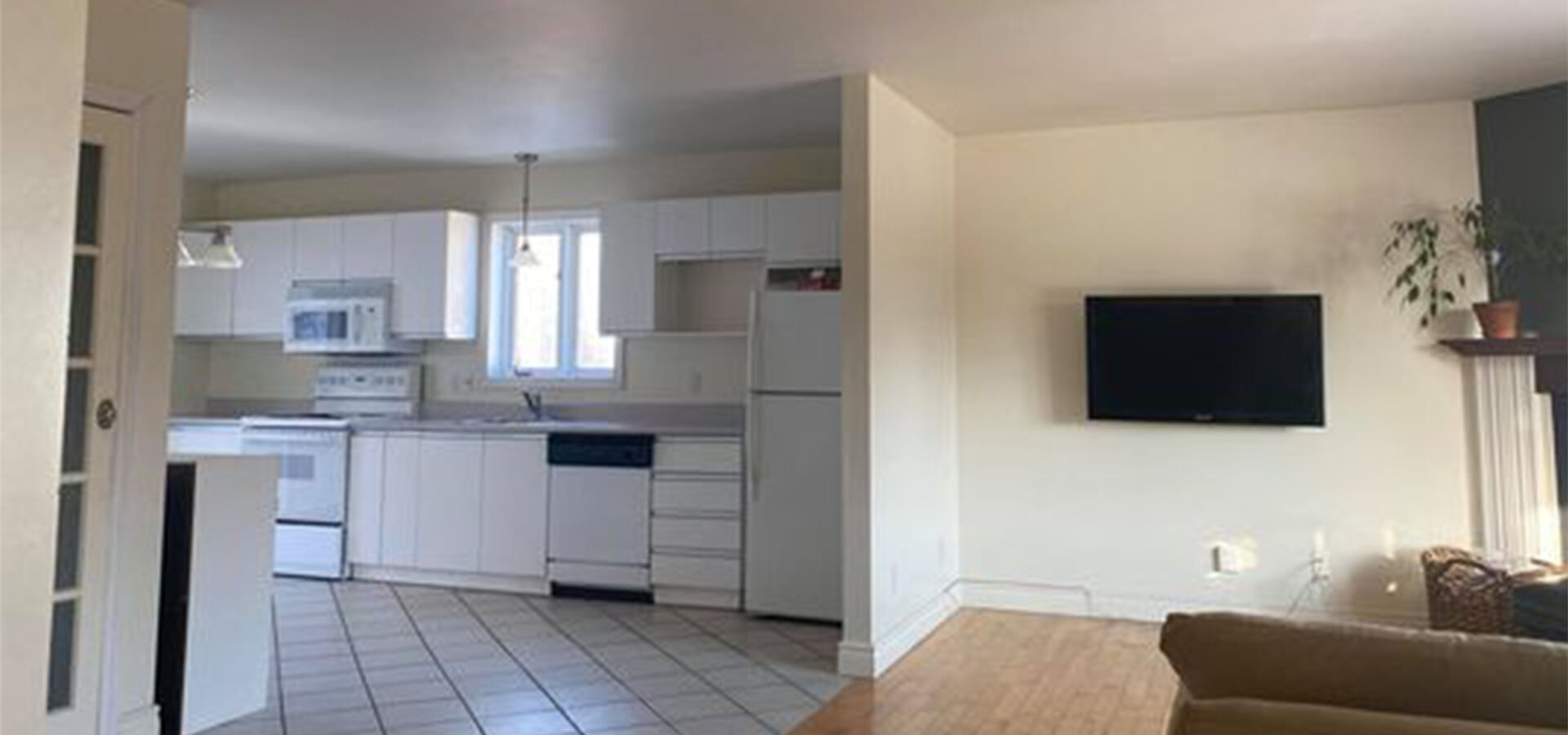 Vue d'ensemble de la cuisine avant rénovation projet Audrée Bromont