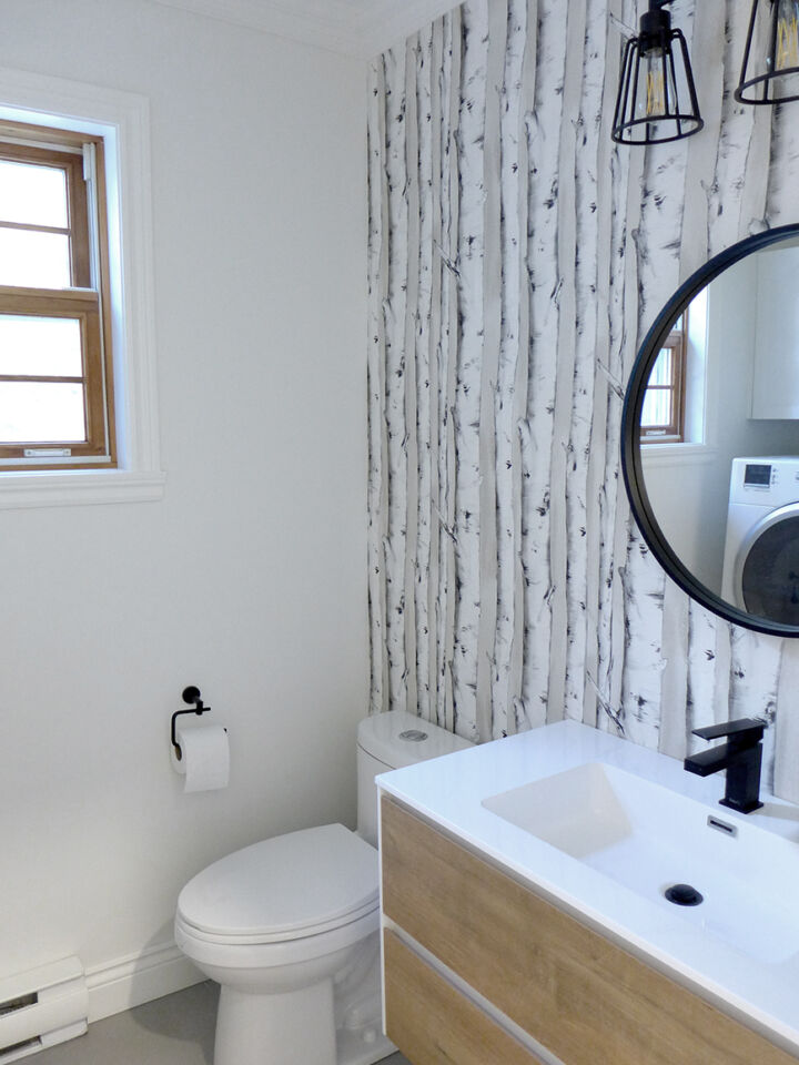 Vanité en bois avec miroir noir encadré et carrelage hexagonal, Maison du Ruisseau rouge à Magog