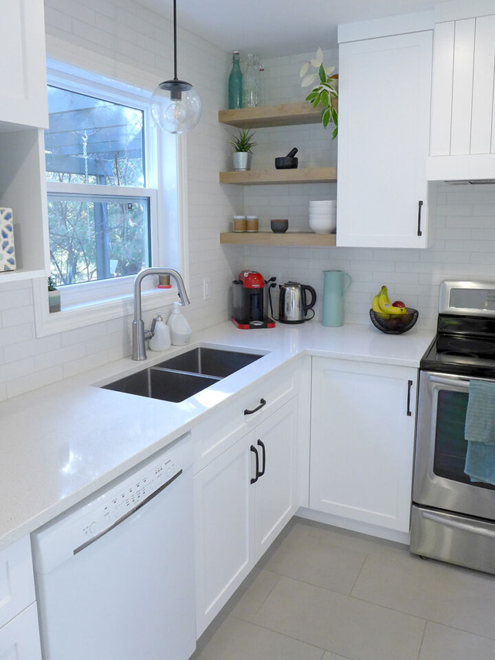 Cuisine blanche rénovée avec étagères ouvertes en bois et luminaire suspendu, Maison du Ruisseau rouge à Magog