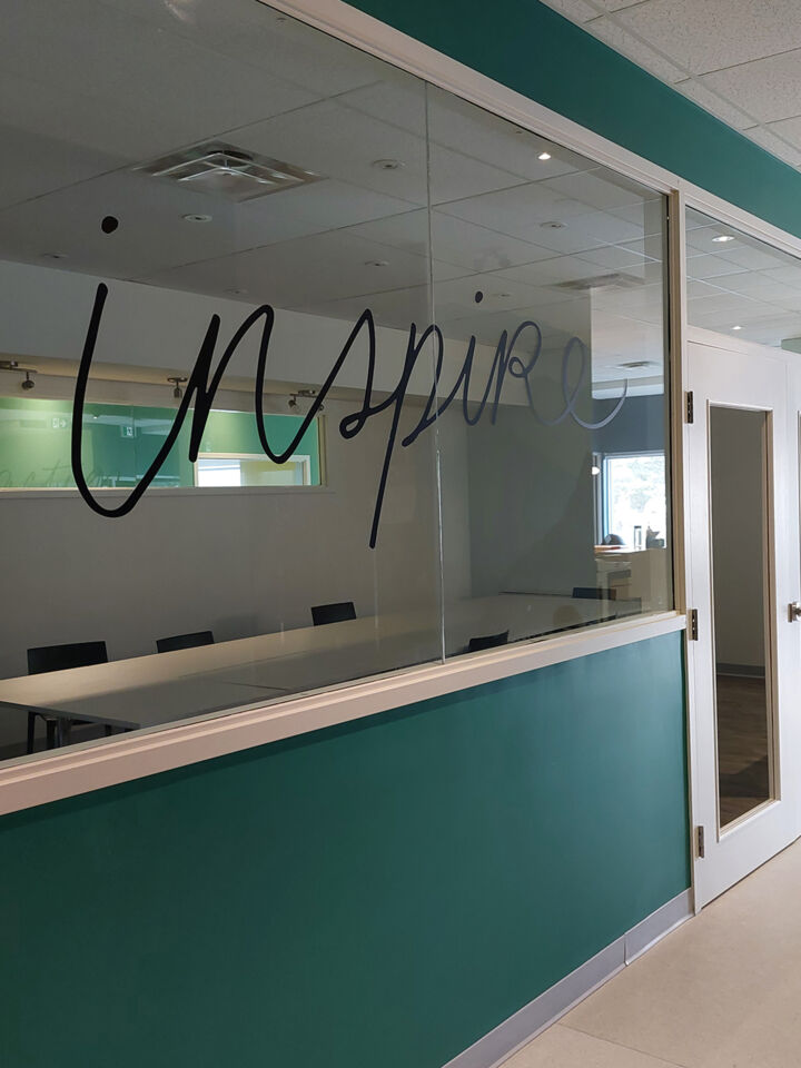 Vitrine de salle de réunion avec inscription « inspir » en lettrage calligraphié, Centre communautaire de Bromont