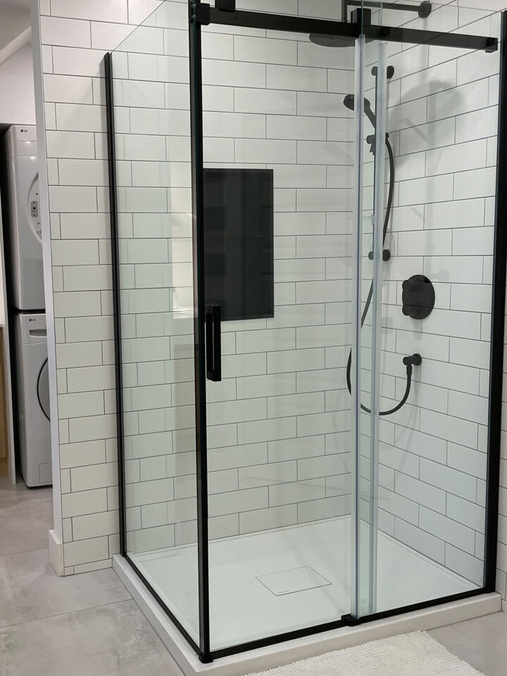 Détail de la douche carrelée et de la robinetterie salle de bain à Bromont