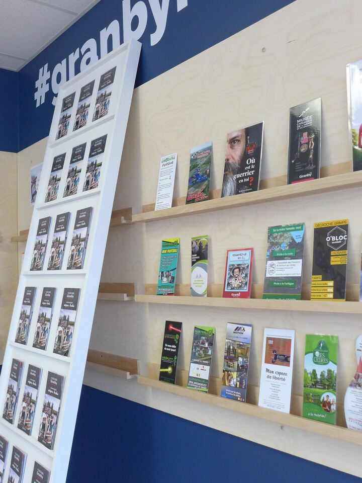 Espace d'exposition avec affichage touristique Granby