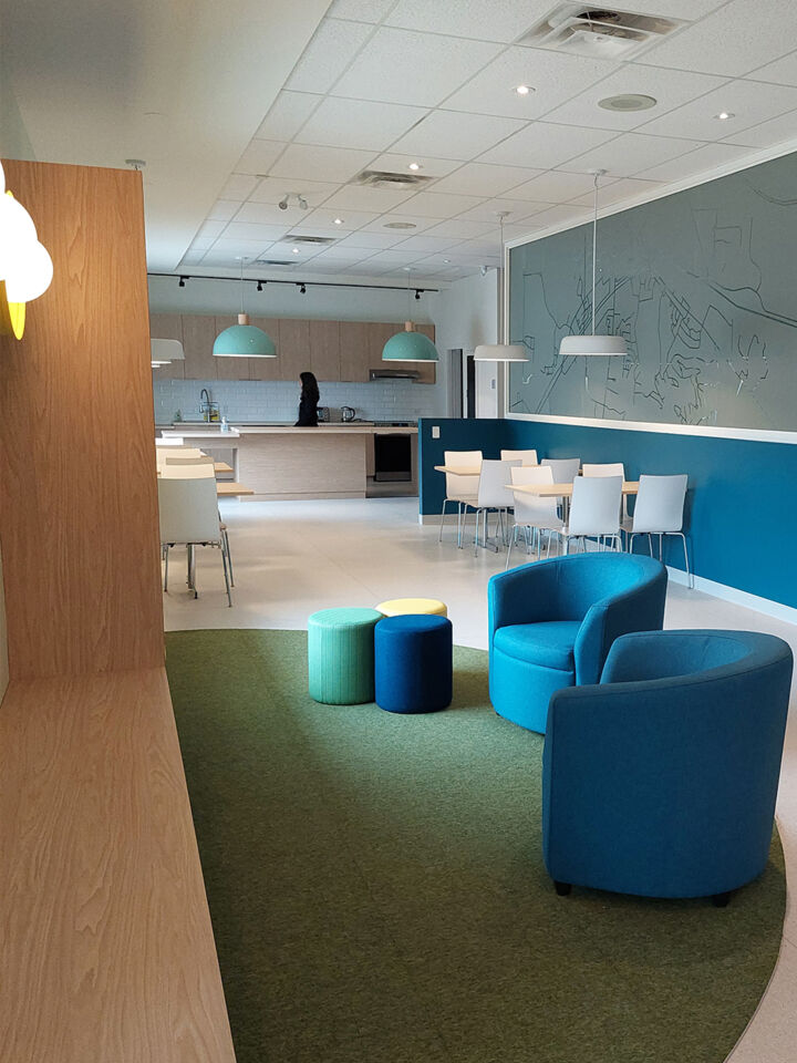 Espace de détente avec fauteuils bleus et poufs colorés, Centre communautaire de Bromont