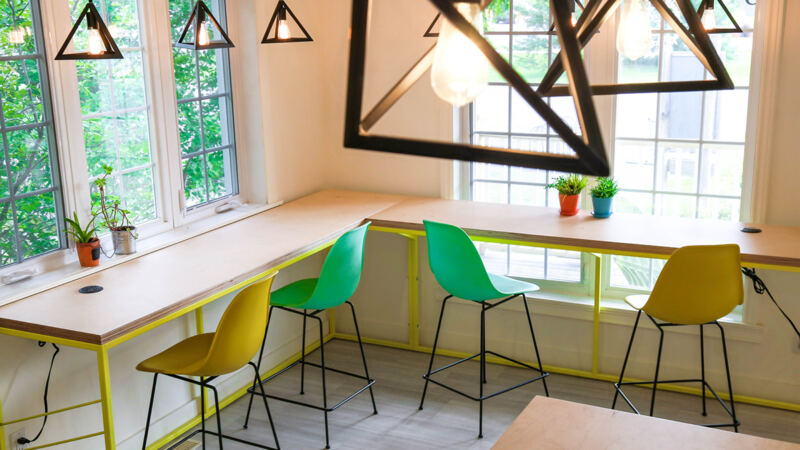 Comptoir de réception et zone assise Bureau d'accueil touristique de Bromont