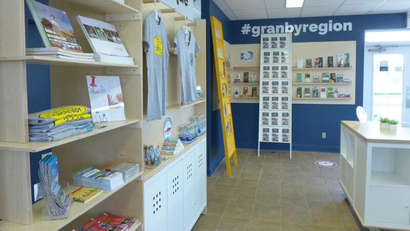Vue de l'espace de vente souvenirs et comptoir d'accueil, Bureau touristique de Granby