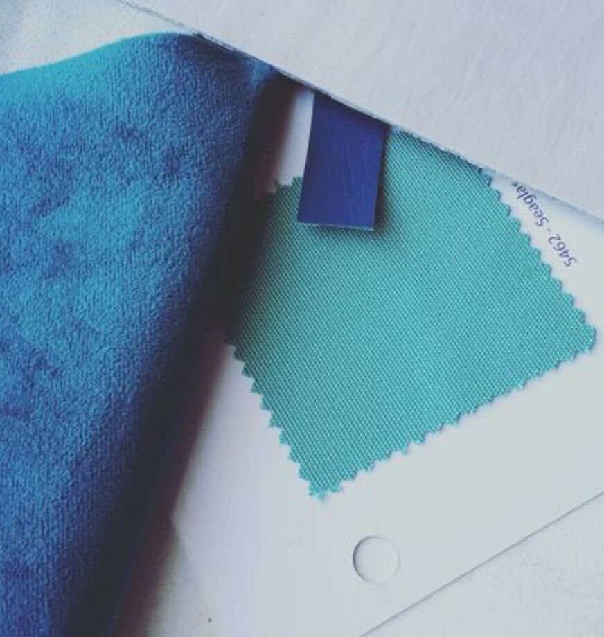 Choix de tissus et textures pour un projet d’aménagement intérieur aux tons bleus et turquoise