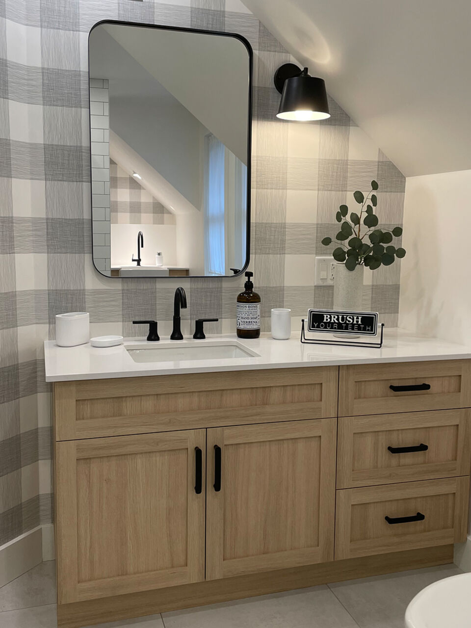 Vanité en bois avec miroir noir salle de bain à Bromont